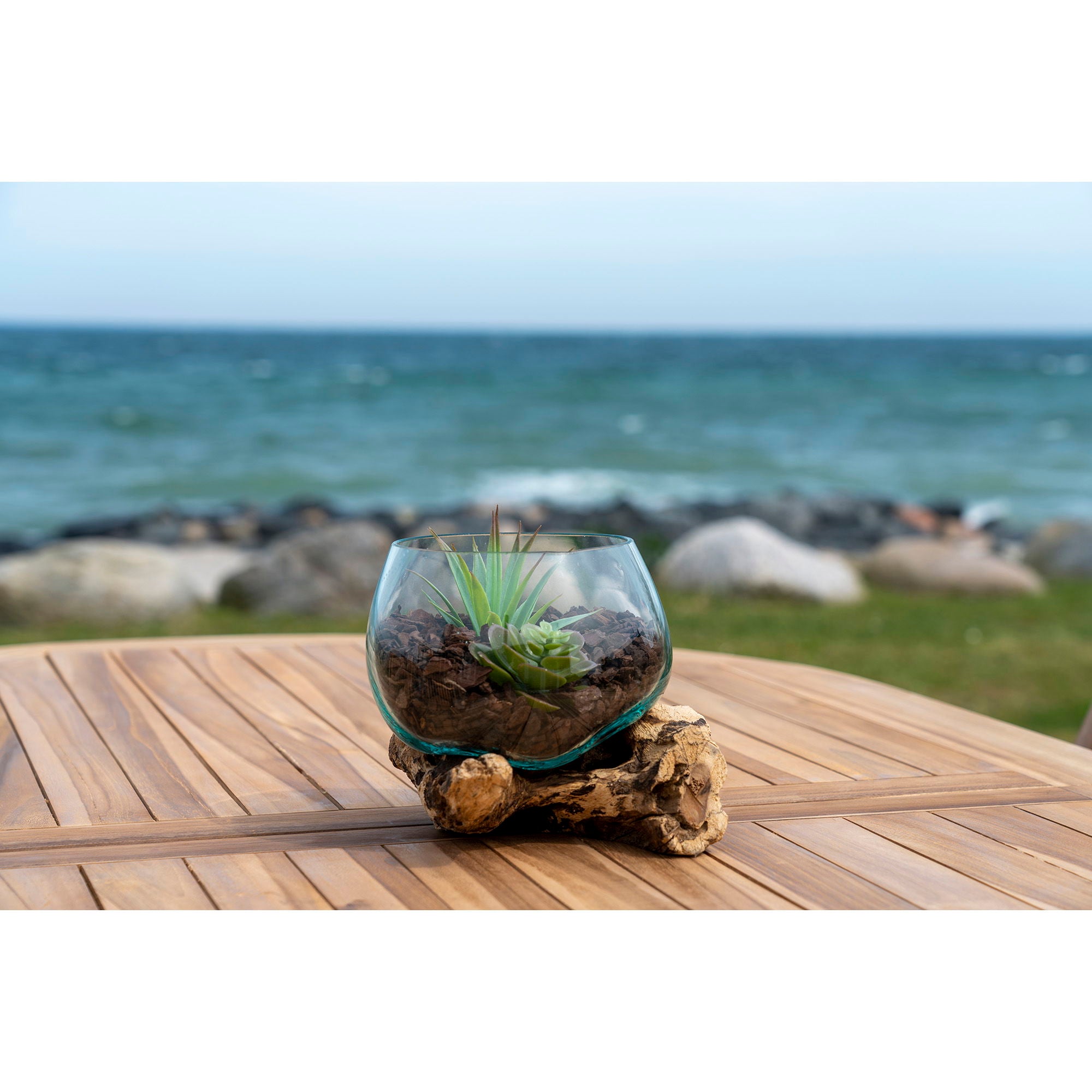 Glasobjekt auf Teakholz, natur, H15 cm